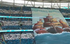 大連球迷巨型Tifo“足球復(fù)興”震撼梭魚灣球場！