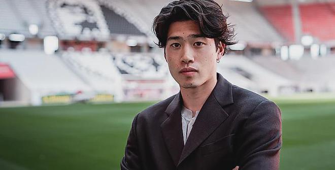 官方：弗賴堡簽約日本邊鋒鈴木唯人，將穿14號球衣。