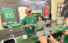 張稀哲國安店收銀，與球迷互動倍兒有面