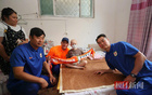 8歲抗癌男孩與王大雷定泰山隊(duì)?wèi)c祝手勢。