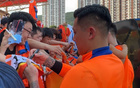 泰山球迷日王大雷受追捧，尖叫爆表