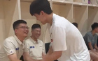 楊瀚森返青，與球員握手，擁抱劉維偉，記者眾多。