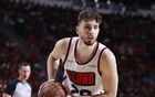 斯通：申京年少即顯實(shí)力，18歲土耳其MVP，潛力早現(xiàn)。